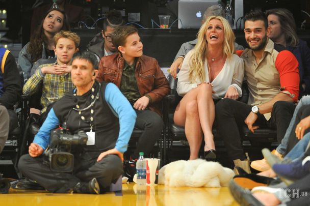 Брітні Спірс та Сем Асгарі з синами співачки / © Getty Images