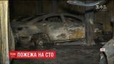 10 автомобилей сгорели дотла по время пожара на столичной СТО