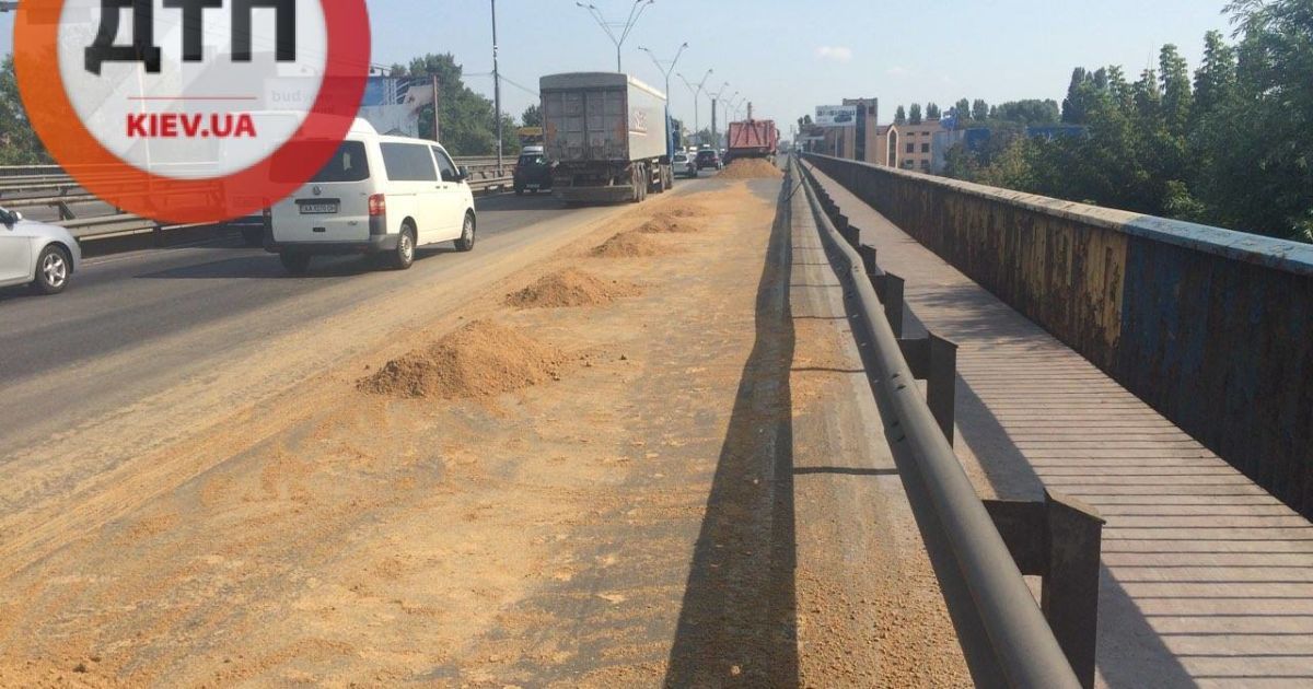 У Києві на Південному мосту вантажівка розсипала комбікорм
