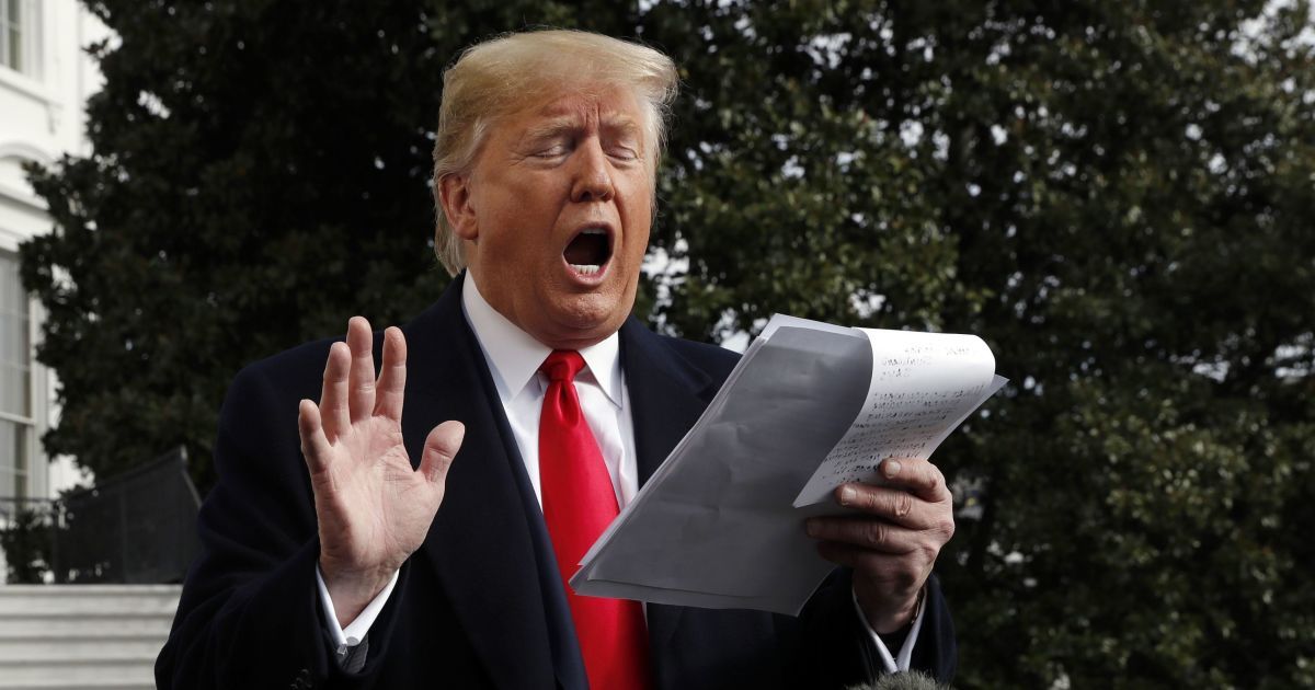 Трамп разморозил военную помощь Украине уже после того, как узнал о жалобе информатора на него – NYT