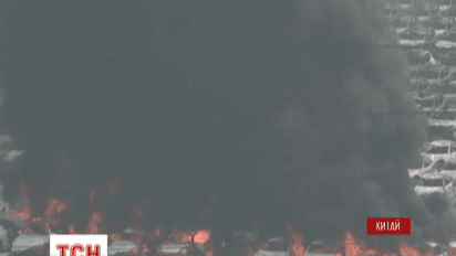 В Китае спасатели продолжают тушить пожар на территории складов с химикатами