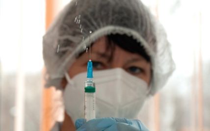 Во Франции более 100 человек вместо прививки против COVID-19 получили физраствор