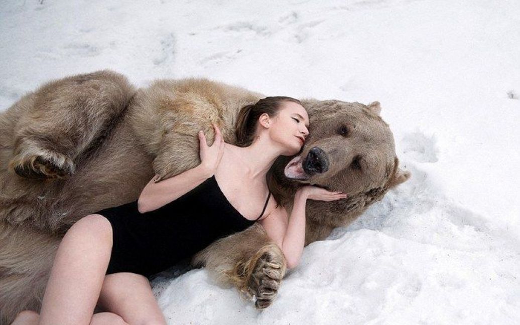 Модели обнимались с медведем. / © bilozerska.livejournal.com