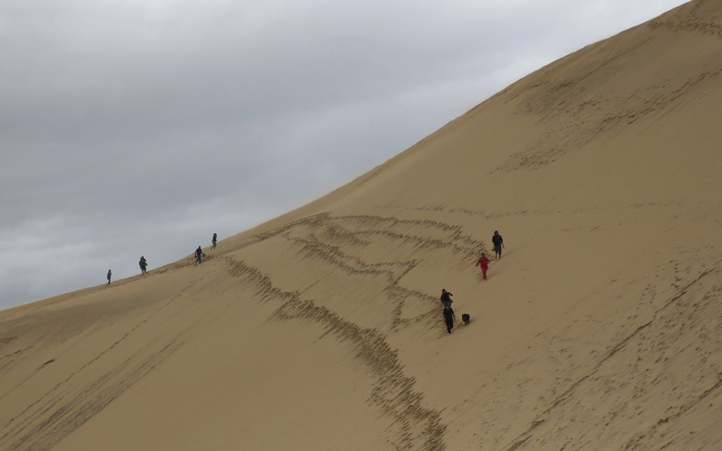 Люди идут по Дюне в Пили, самой большой песчаной дюне в Европе, расположенной недалеко от Бордо, Франция. / © Reuters