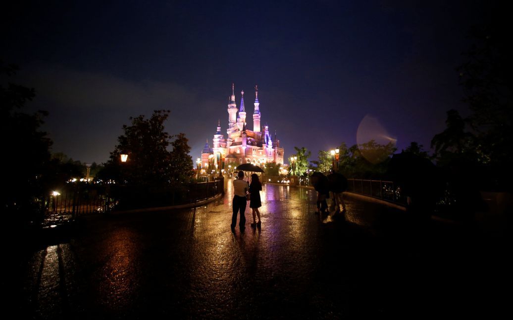 Люди посещают "китайский Диснейленд" - Shanghai Disney Resort в Шанхае. / © Reuters