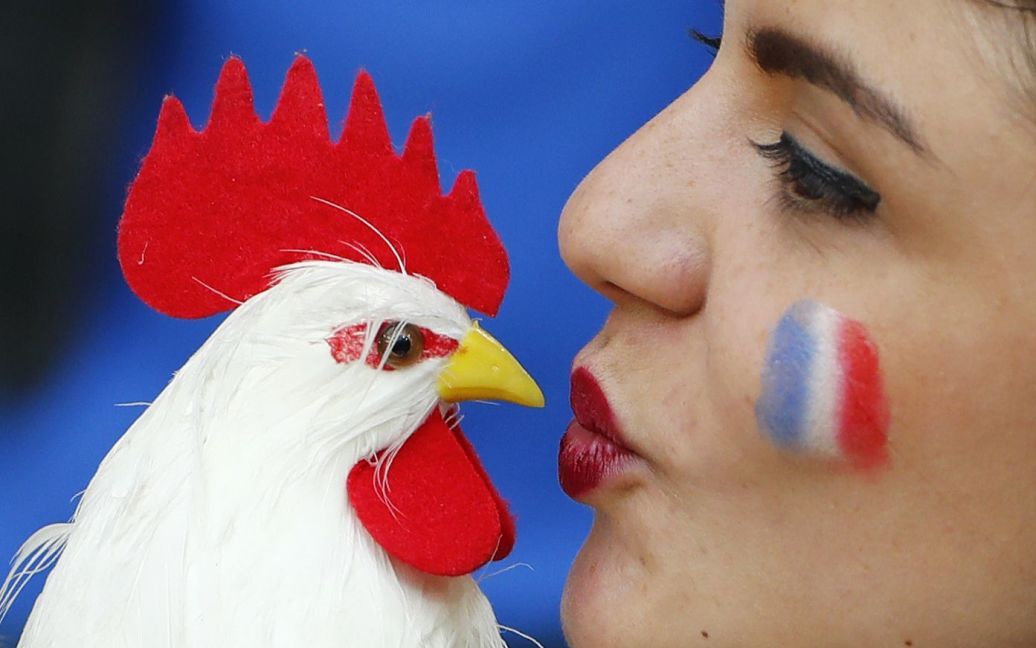 Болельщица сборной Франции перед матчем с Албанией. Французы выиграли у соперника со счетом 2:0 и первыми вышли в плей-офф. / © Reuters