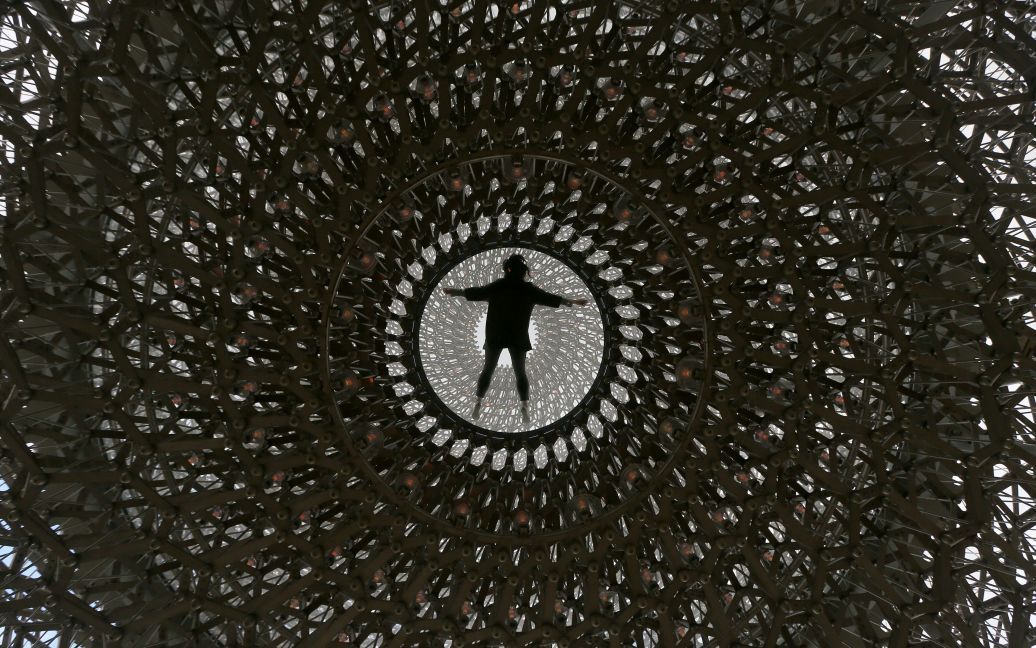 Співробітник музею Кью Гарденс зі скульптурою Вольфганга Буттреса &ldquo;Вулик&rdquo; у Лондоні, Великобританія. / © Reuters