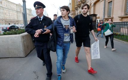 В Москве полиция задержала двоих человек, которые пришли почтить жертв теракта в Орландо