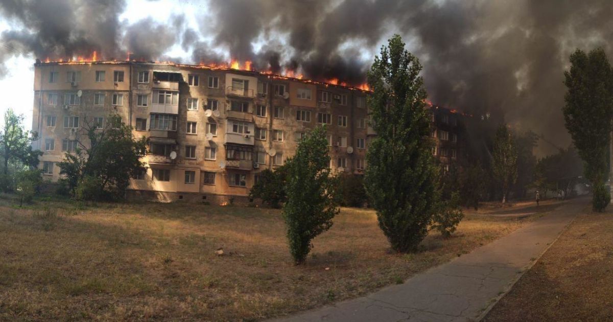 В Новій Каховці загорівся п'ятиповерховий будинок: полум'я охопило верхні поверхи