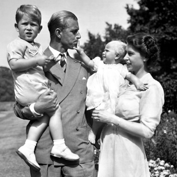 Принц Філіп та королева Єлизавета II з дітьми — Чарльзом та Ганною / © Instagram британської королівської сім'ї