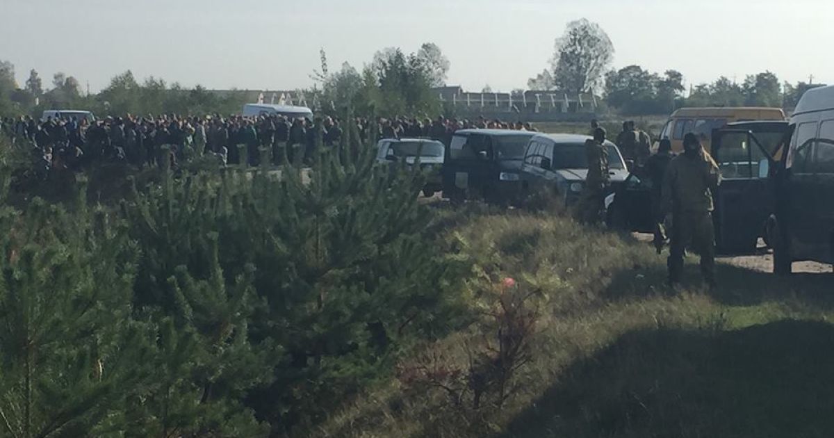 Люди блокируют авто силовиков