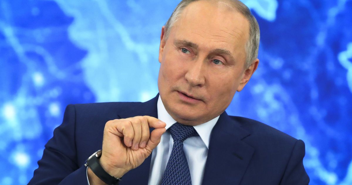 "Кому он нужен?" Путин назвал обвинения спецслужб в отравлении Навального "трюком"