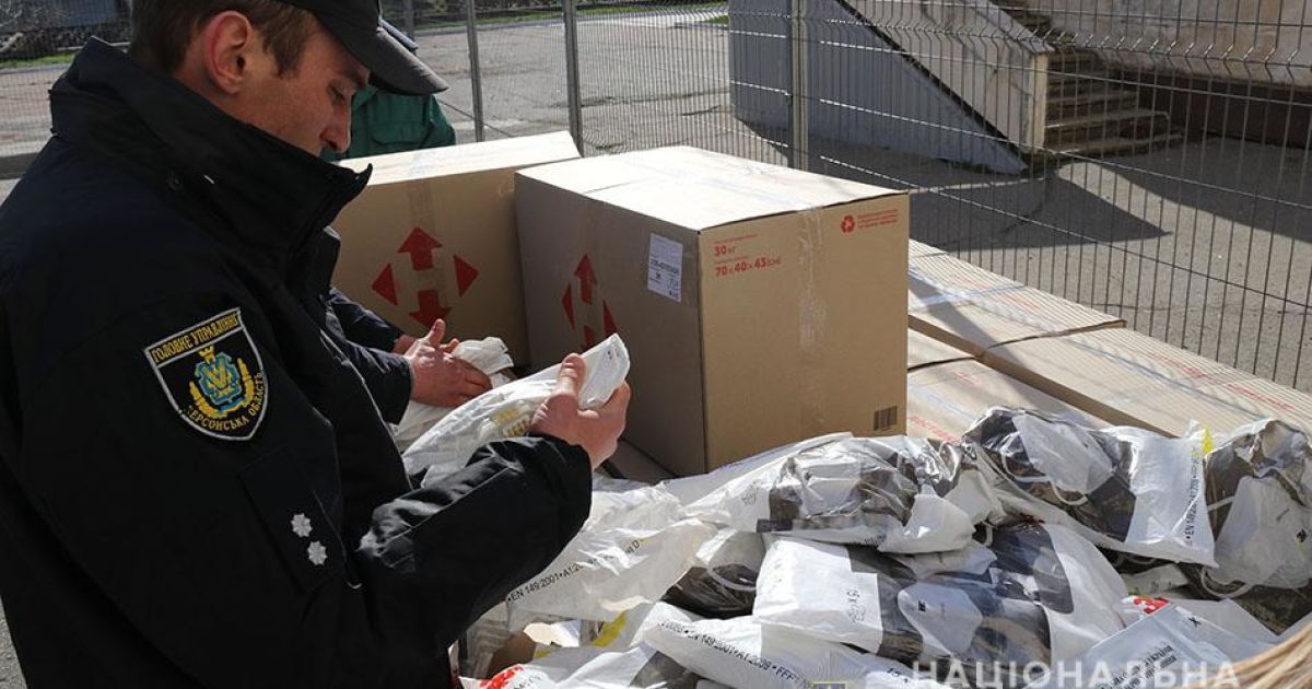Через аеропорт у Херсоні з України хотіли вивезти 21 тисячу респіраторних масок