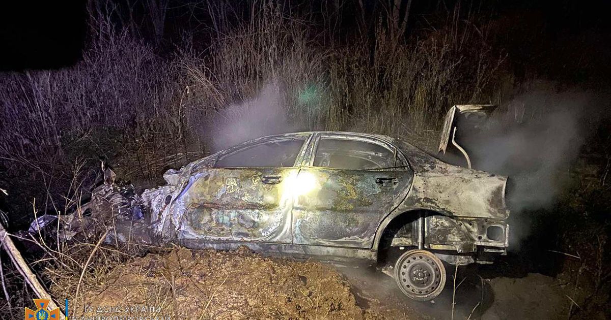 В Днепропетровской области на трассе столкнулись грузовик и легковушка: одно из авто от удара загорелось, заживо сгорел мужчина