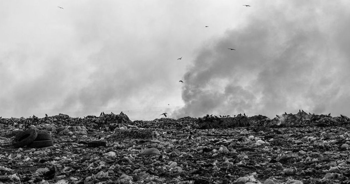 "Пахло паленим волоссям": херсонці розповіли, як окупанти спалювали тіла "побратимів" на звалищі