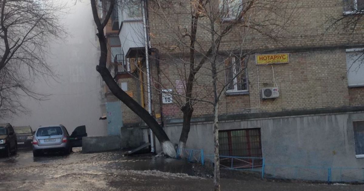 На Академіка Філатова в Києві з-під асфальту б&rsquo;є потужний фонтан / © dreamkyiv.com