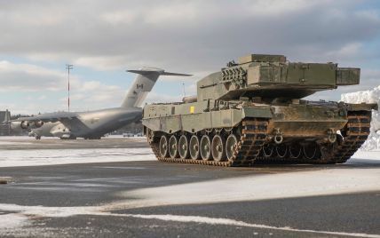 Первый танк Leopard 2 отправился в Украину самолетом из Канады: фото