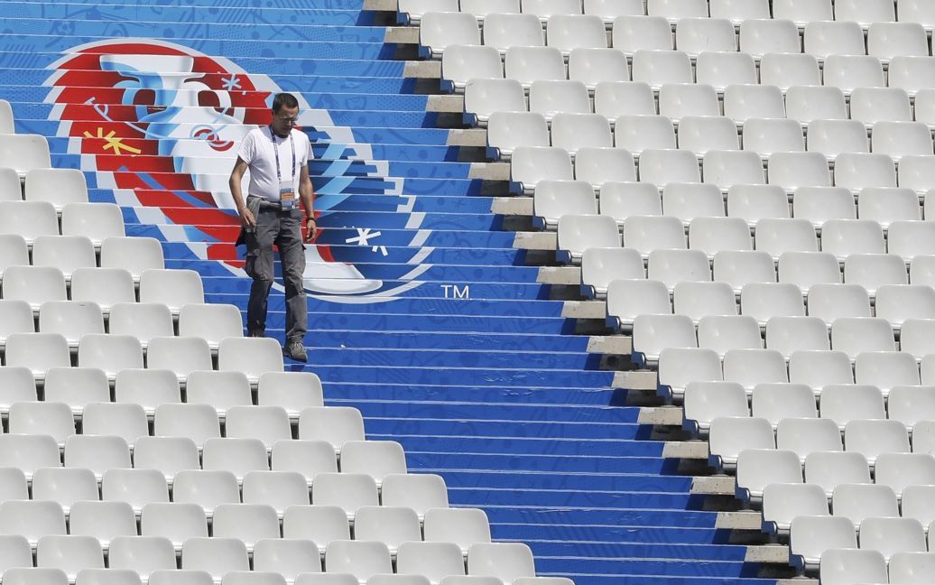 В Сен-Дени готовятся к старту чемпионата Европы по футболу. / © Reuters
