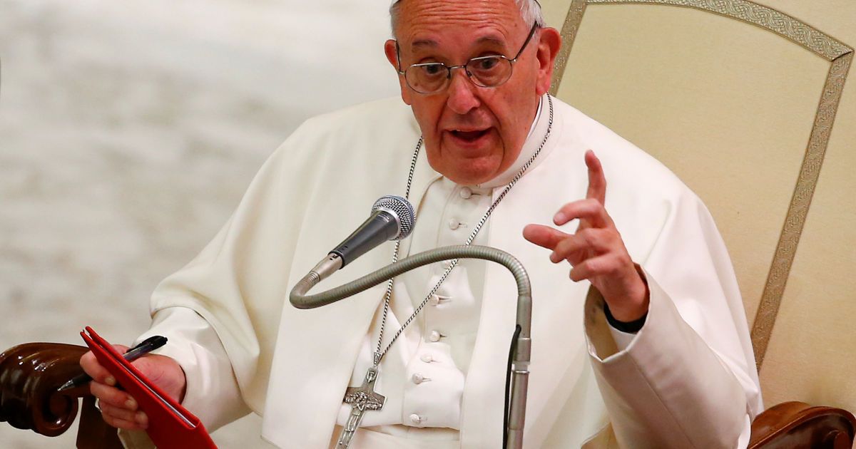 Папа Римський вважає, що церква повинна вибачитися перед геями