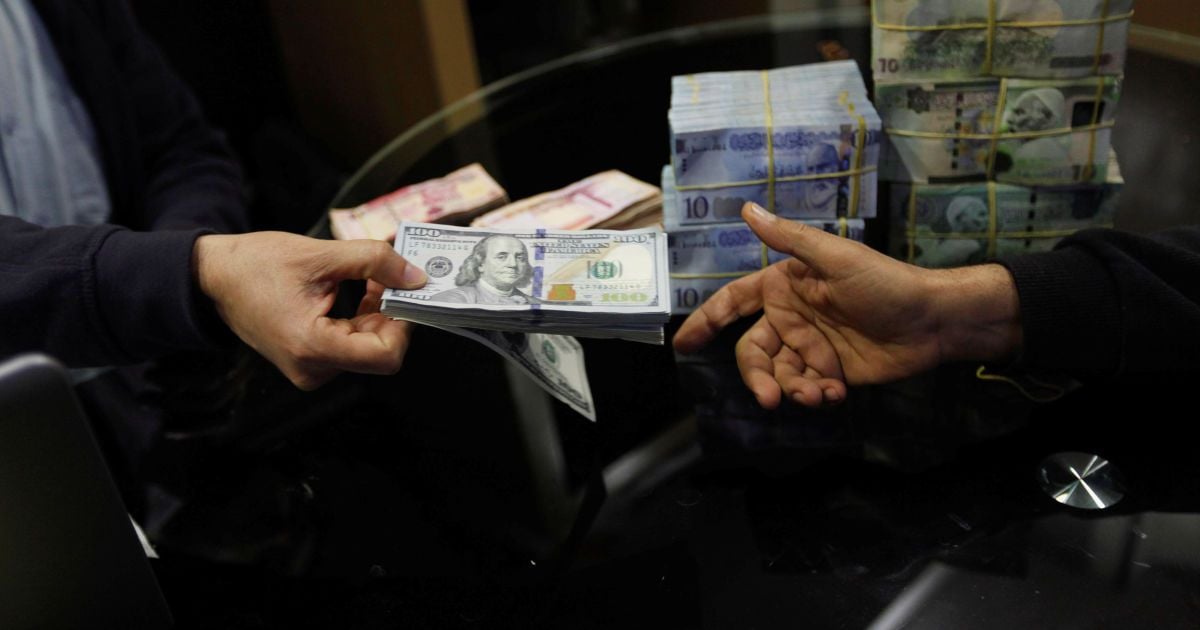 Долар і євро "розбіглися" від гривні в різні сторони в курсах Нацбанку на 10 червня. Інфографіка