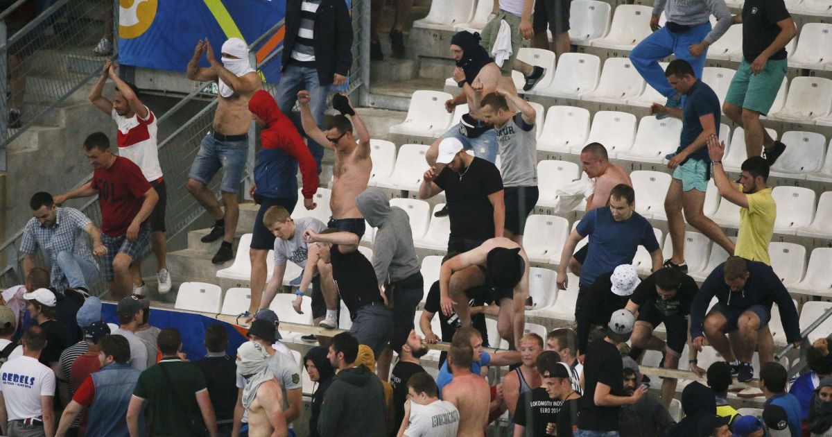 Драка английских фанатов с российскими на стадионе