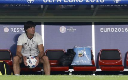 Тренер сборной Германии извинился, что запустил руки в штаны во время матча Евро-2016