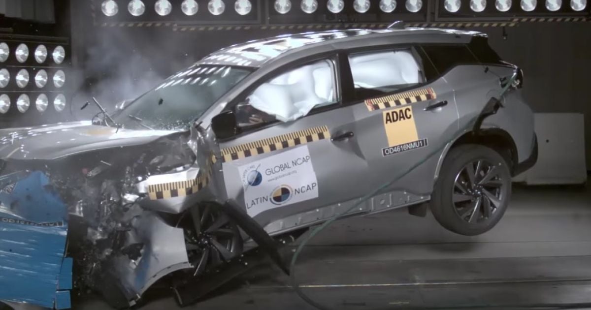 Лобовое столкновение показали в замедленной съемке