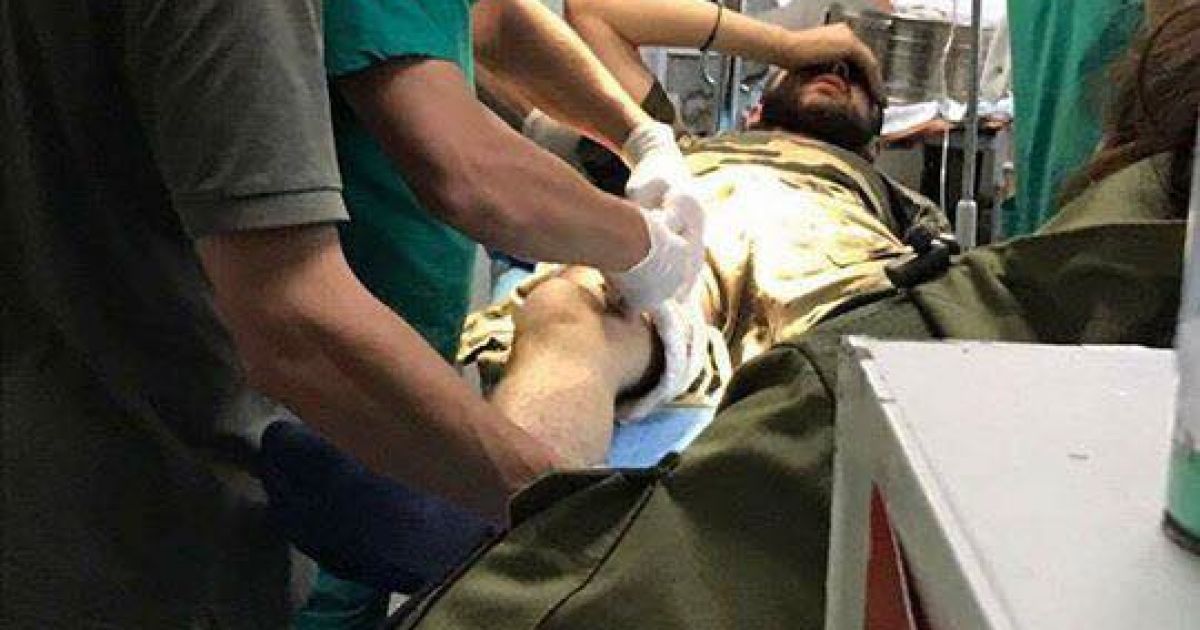 Поранений Дейдей на милицях пішов із лікарні в Дніпрі