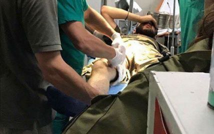 Раненый Дейдей на костылях ушел из больницы в Днепре