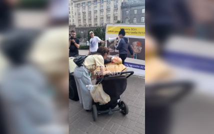 В центре Киева устроили "похороны" Путина: каждый мог забить гвоздь в гроб диктатора (видео)