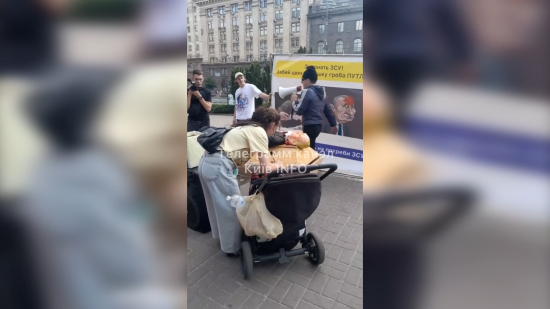 У центрі Києва влаштували "похорон" Путіна: кожен міг забити цвях у труну диктатора (відео)