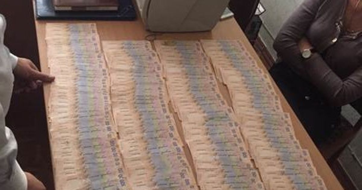 В Киеве СБУ задержала налоговика на взятке в 111 тысяч гривен