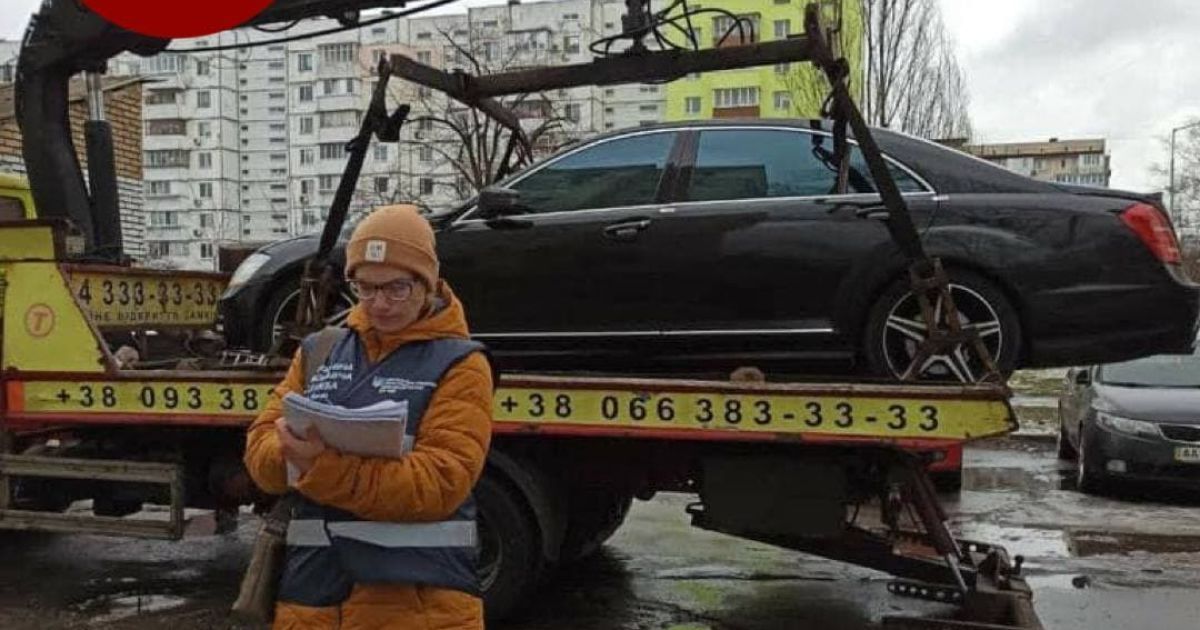 У Києві жінка через несплату штрафів втратила елітний Mercedes (фото)