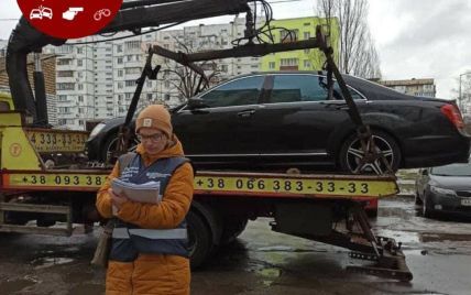 В Киеве женщина из-за неуплаты штрафов лишилась элитного Mercedes (фото)