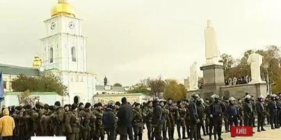 Изуродованные плакаты и блокада фуникулера: в Киеве прошла акция за декриминализацию марихуаны