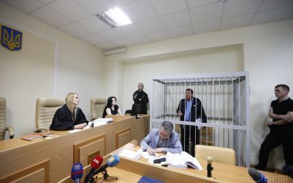 Аваков отчитался об изъятых у задержанных экс-налоговиков золоте и ювелирке