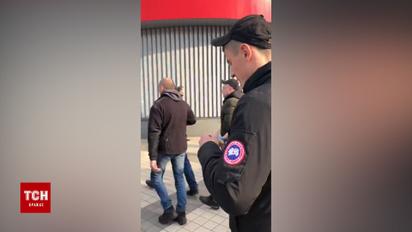 До "Олімпійського" прийшли кілька десятків спортивних молодиків