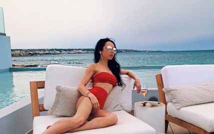 Наконец-то отпуск: Екатерина Кухар в красном купальнике наслаждается отдыхом в Греции