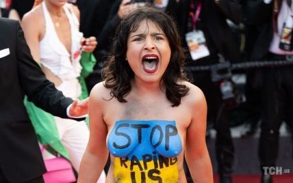 "Прекратите нас насиловать": полуобнаженная активистка Femen выбежала на красную дорожку в Каннах