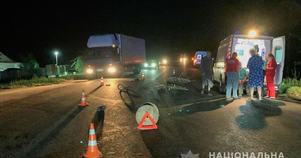 Вблизи Полтавы автомобиль сбил опрометчивых велосипедистов: женщина погибла