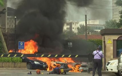 В столице Кении произошли взрыв и стрельба: горят несколько автомобилей
