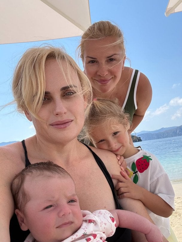 Ребел Уилсон с женой и дочерьми / © instagram.com/rebelwilson