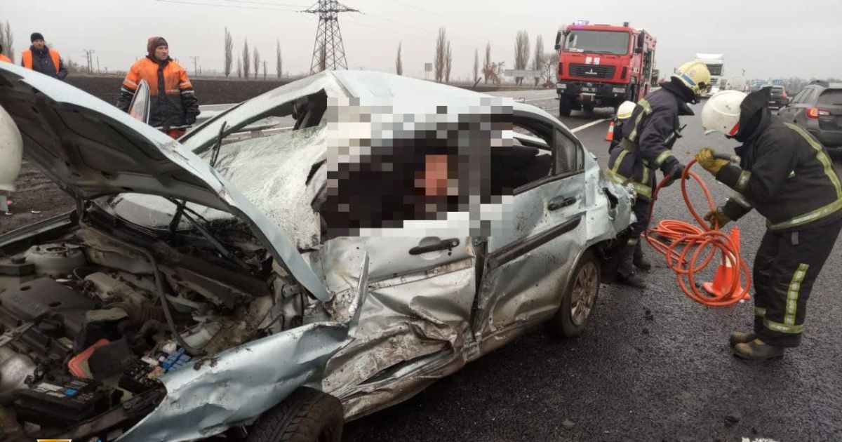 Людей вырезали из авто: в Днепропетровской области на трассе жестко столкнулись легковушка и грузовик, есть пострадавшие