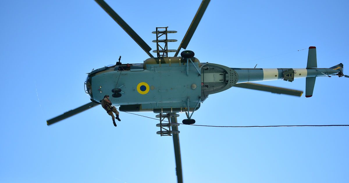 З гелікоптера просто на судно: ДПС показала, як українські військові виконують небезпечний "трюк"