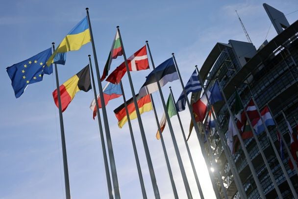 Европейские чиновники ошеломлены решением США о прекращении помощи Украине — Bloomberg