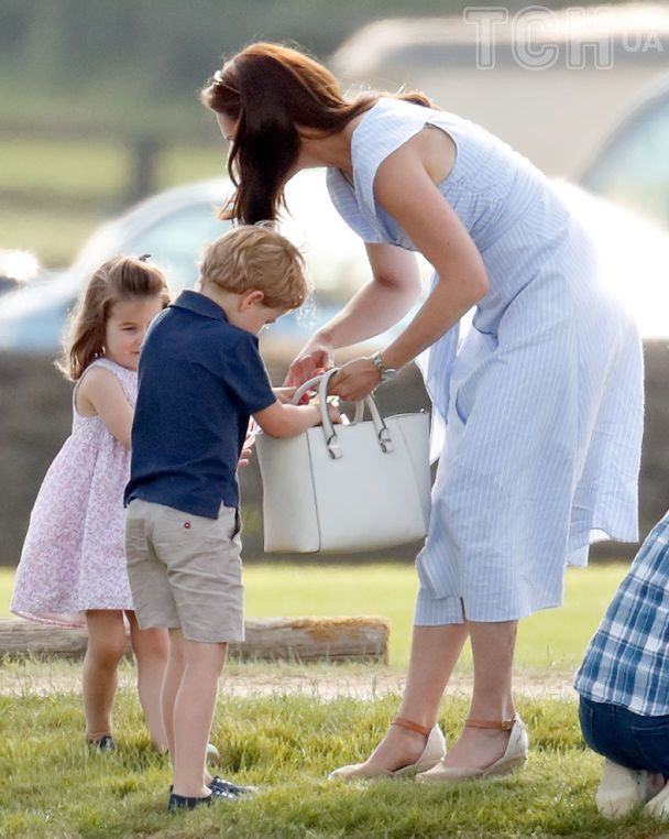 Принцеса Уельська Кетрін на прогулянці з дітьми — принцом Джорджем та принцесою Шарлоттою / © Getty Images