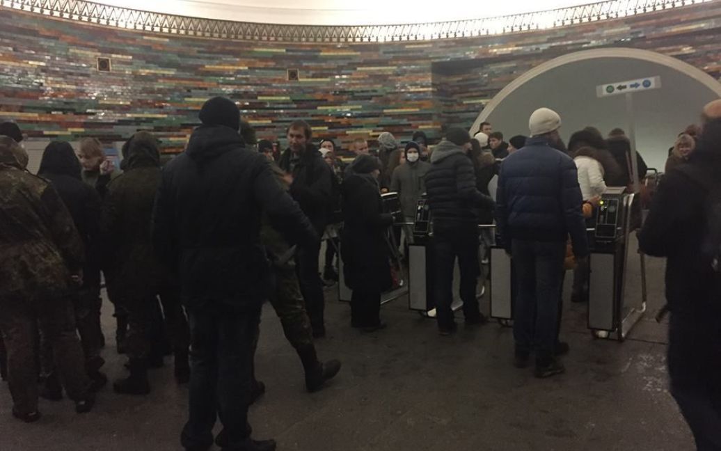 Активисты заблокировали вход в метро, протестуя против повышения тарифов. / © facebook.com/kupr.melnychenko