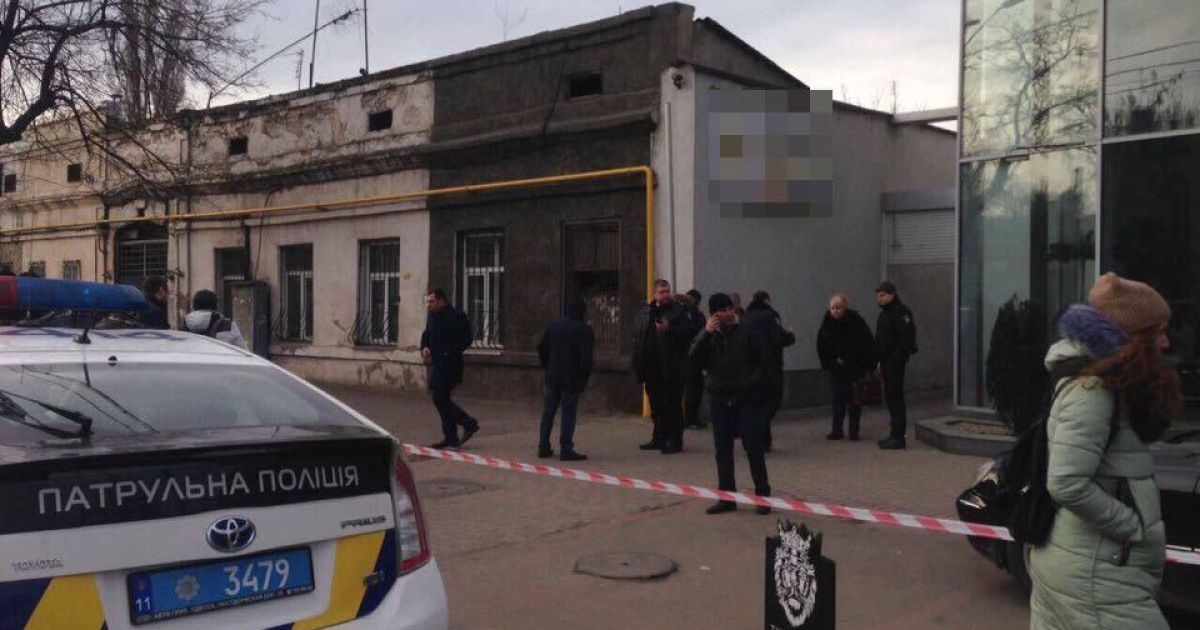 В Одессе стреляли: один из мужчин забаррикадировался в автосалоне