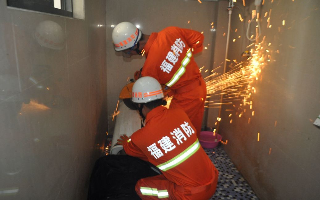 Пожежники розрізали машинку, щоб звільнити голову китайця. / © Reuters