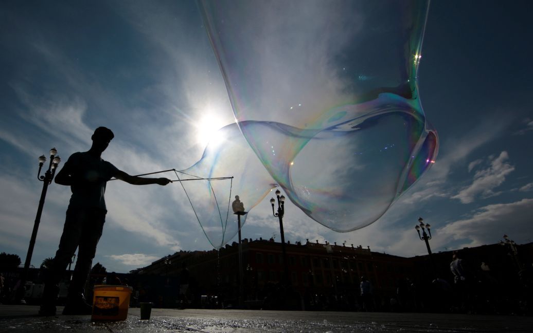 Уличный художник выступает с мыльными пузырями в Ницце, Франция. / © Reuters